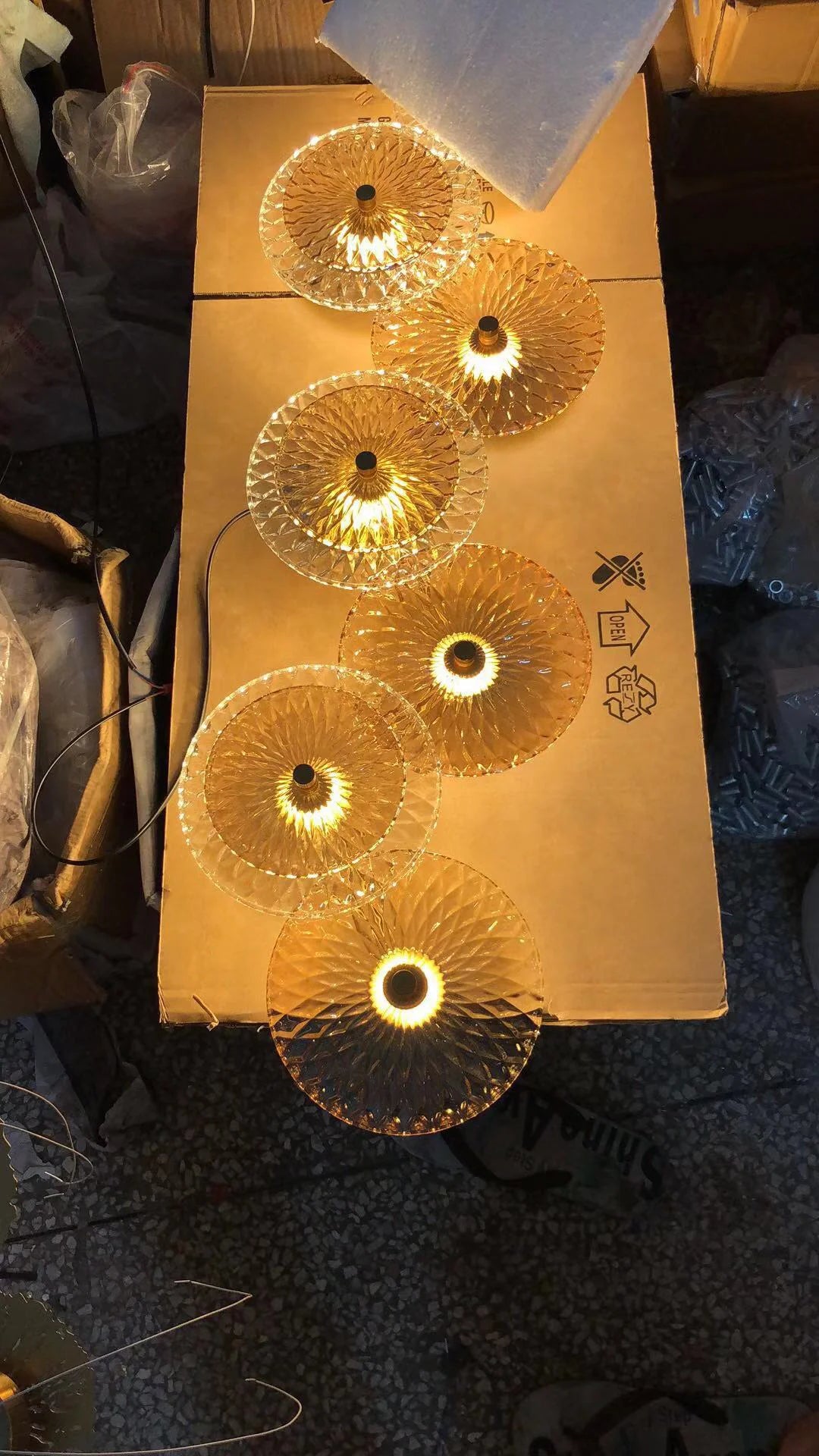 Postmoderne Tischlampe aus Glas und goldenem Eisen Lotus - vue 6 sur 10