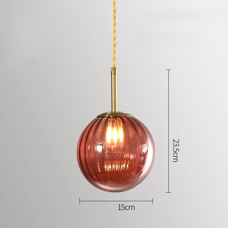 Moderne LED-Pendelleuchte aus Glas im schlichten Design