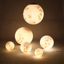 Moderne Pendelleuchte aus Kunstharz mit LED-Mond-Design