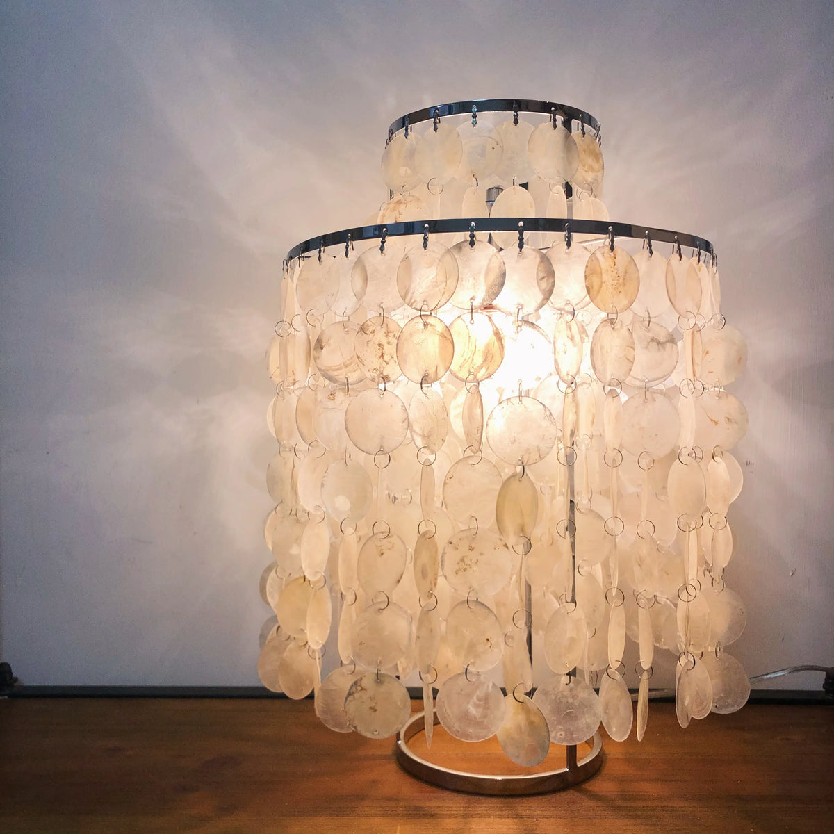 (80j - 5juin) Lampe à poser moderne LED avec plaques nacrées Loredi - vue 9 sur 10