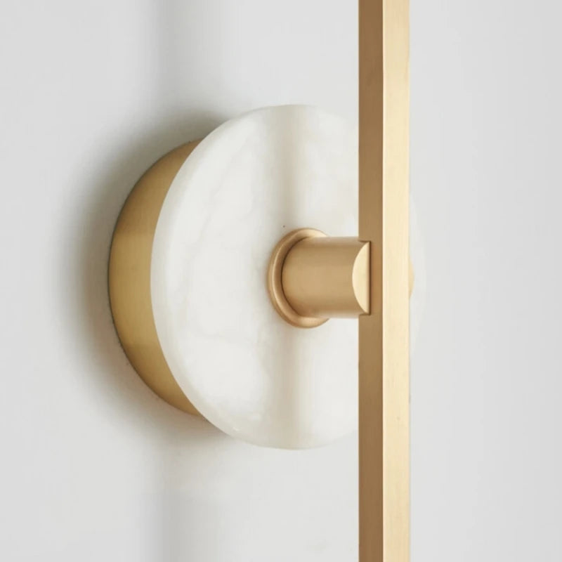 Minimalistische Wandleuchte aus Naturmarmor mit Messinglinie - vue 6 sur 12