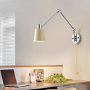 Moderne teleskopische Wandleuchte mit schwenkbarem Arm und rotierbarer Lampe