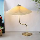 Retro-Tischlampe in dekorativer Schirmform, schwenkbar