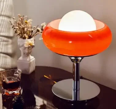 Moderne Tischlampe im Designerstil für stilvolle Retro-Dekoration