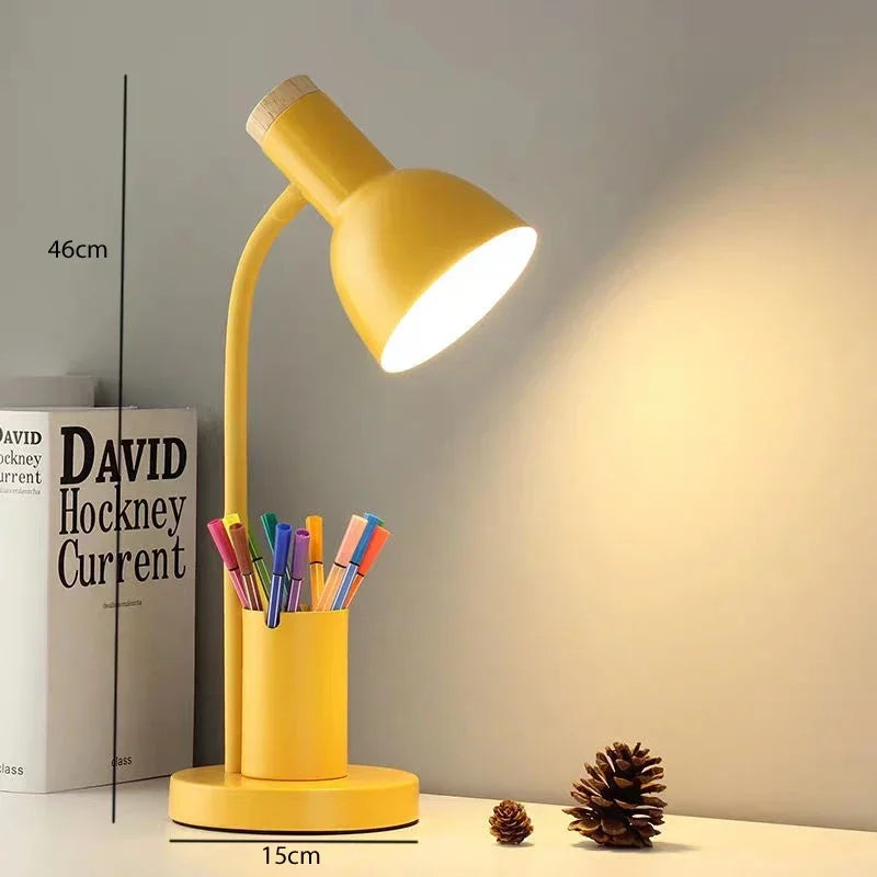 Kreative nordische Schreibtischlampe mit dekorativem LED-Stiftehalter