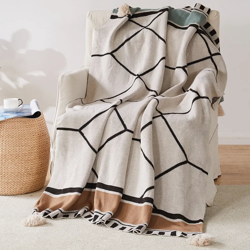 plaid tricoté bohème motifs géométriques avec pompons doux