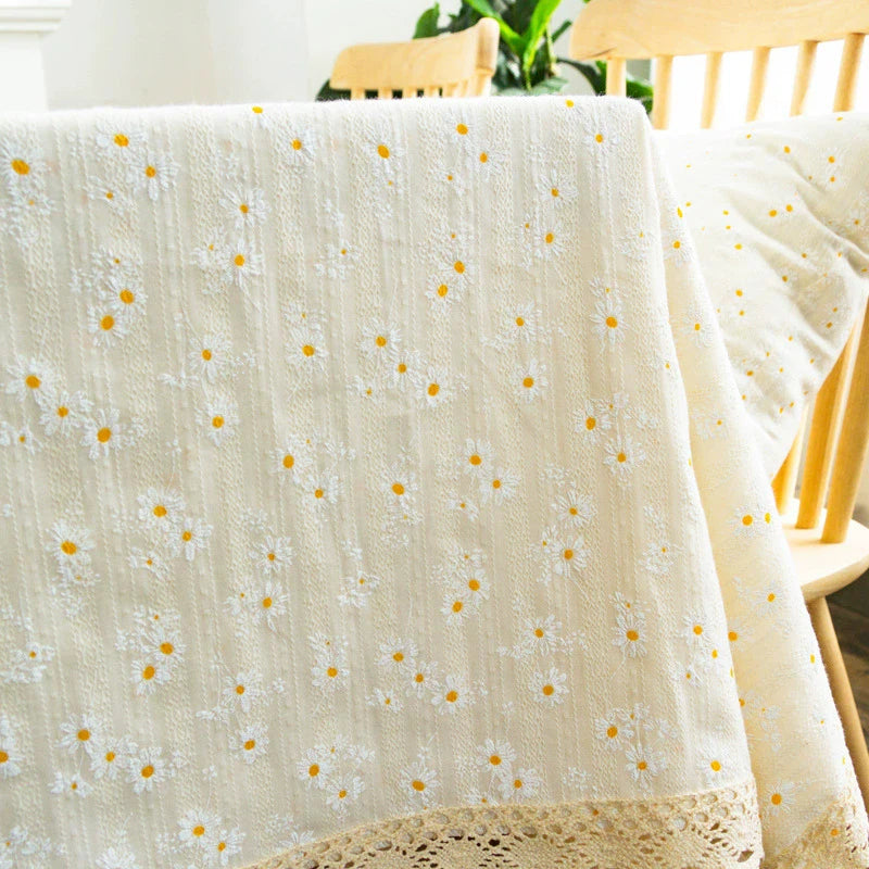 Nappe style champêtre à pompons dentelle motif marguerite