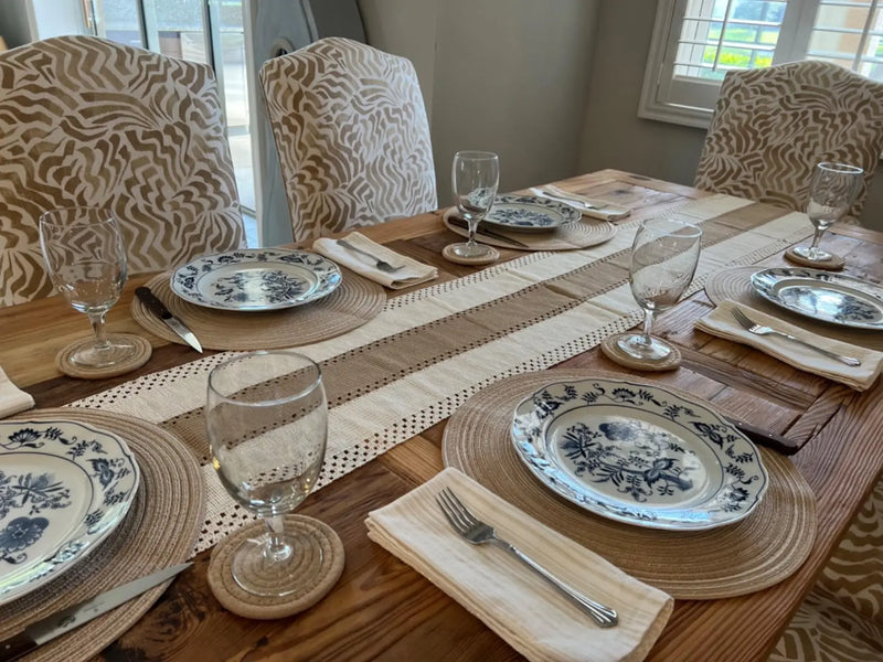 Chemin de table bohème beige à pompons géométriques