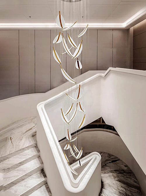 lustre nordique long en plumes pour villa duplex restaurant