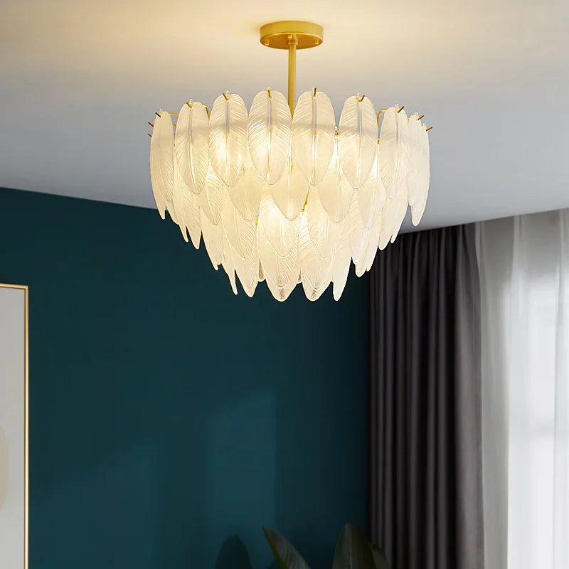 Romantische Pendelleuchte aus Glas und Federn im modernen minimalistischen Design - vue 4 sur 9