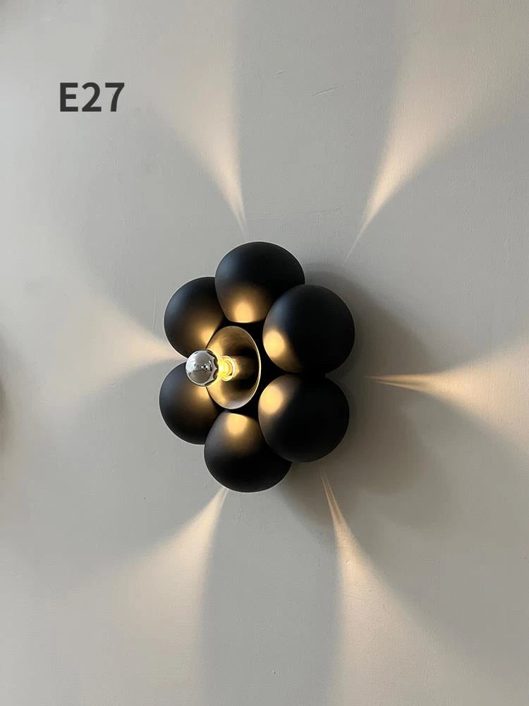 Minimalistische Wandleuchte in Blumenform für ein sanftes Ambiente - vue 3 sur 8