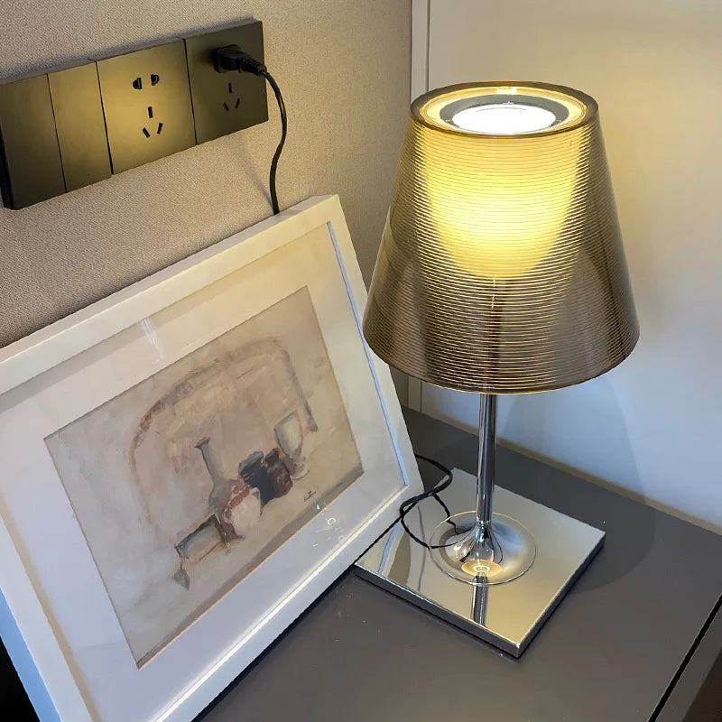 lampe à poser moderne en acrylique au design italien élégant - vue 5 sur 9