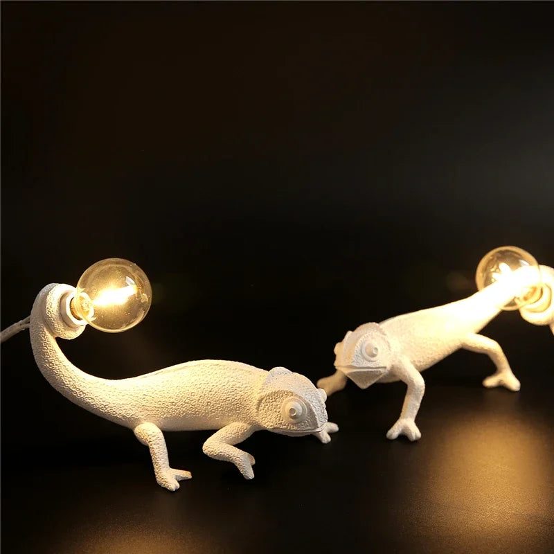 lampe de bureau lézard caméléon moderne et ludique en résine - vue 3 sur 11