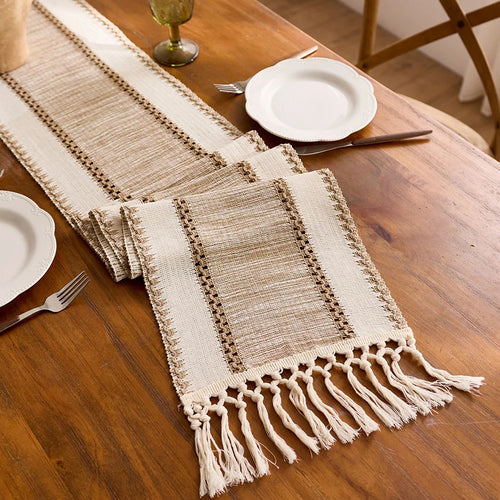 Chemin de table macramé bohème kaki à pompons - vue 4 sur 7