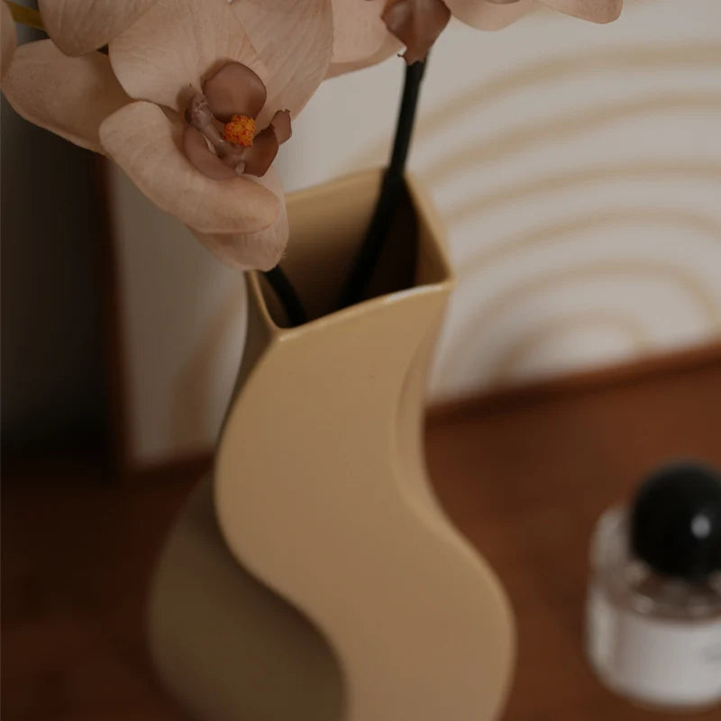 vase en céramique nordique pour décoration et arrangements floraux - vue 5 sur 11