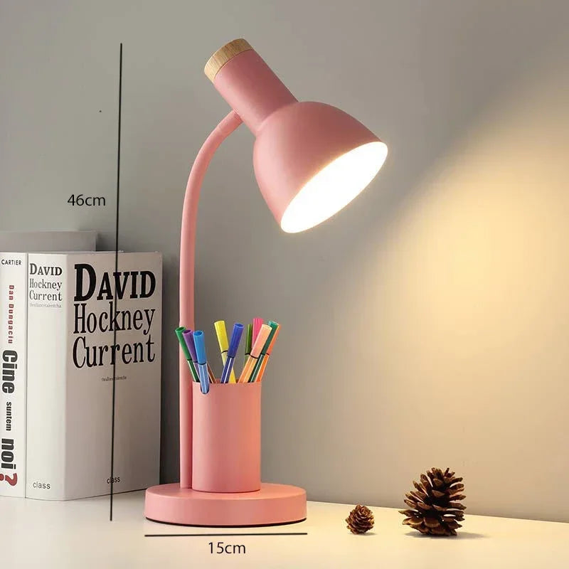 Kreative nordische Schreibtischlampe mit dekorativem LED-Stiftehalter