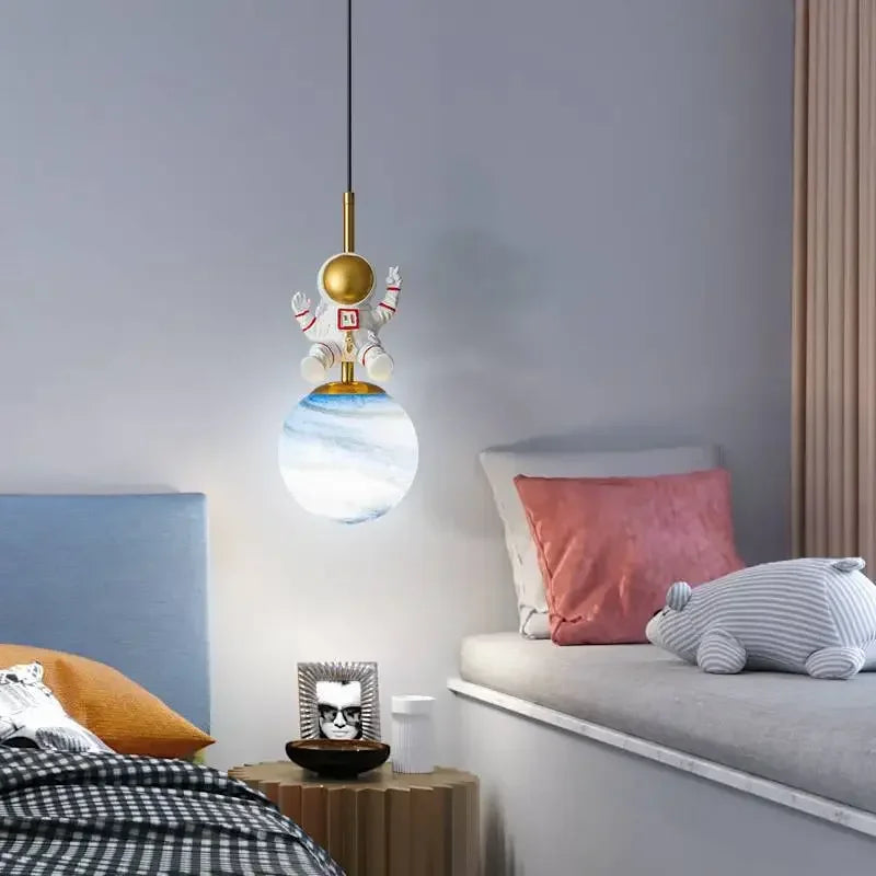 Suspension LED moderne d'astronaute pour chambre d'enfant Design de lune veilleuse chambre d'enfant - vue 4 sur 10
