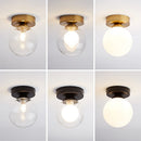 Moderne LED-Deckenleuchte mit Glaskugel im nordischen Stil