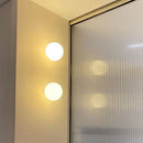 Moderne Glas-Kugelwandleuchte mit verstecktem Sockel für vielseitige Anwendungen