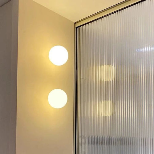 Moderne Glas-Kugelwandleuchte mit verstecktem Sockel für vielseitige Anwendungen - vue 2 sur 8