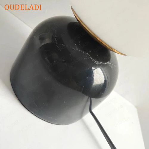lampe de bureau led moderne en marbre avec boule de verre