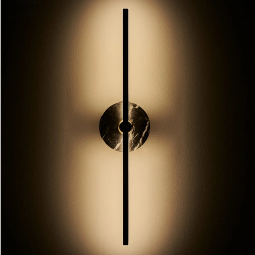 Minimalistische Wandleuchte aus Naturmarmor mit Messinglinie - vue 5 sur 12