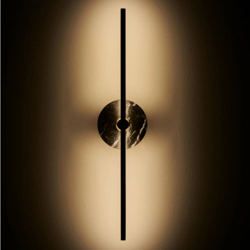 Minimalistische Wandleuchte aus Naturmarmor mit Messinglinie - vue 5 sur 12