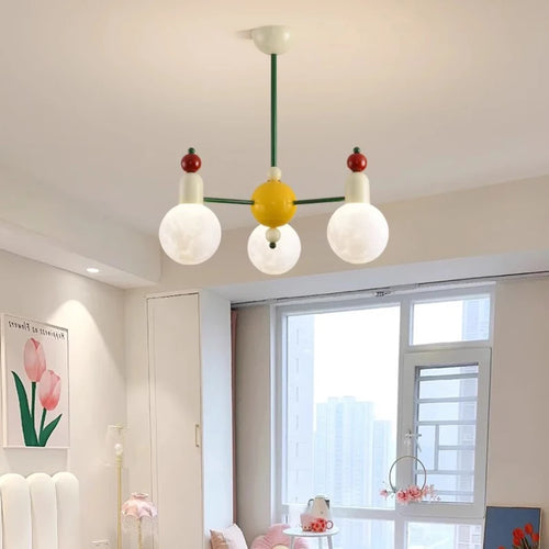 Moderner Kronleuchter für das Kinderzimmer nordisches Design bunt und leuchtend - vue 5 sur 12