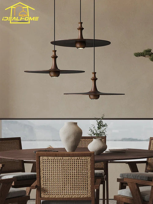 Minimalistische Pendelleuchte in Ufo-Form aus Holz für den Innenbereich