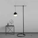 Kreative Stehleuchte im minimalistischen Stil für den Innenbereich
