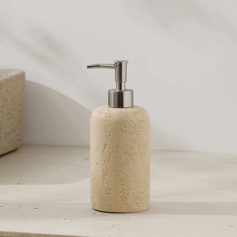 bouteille de désinfectant et accessoires de salle de bain luxe - vue 17 sur 19