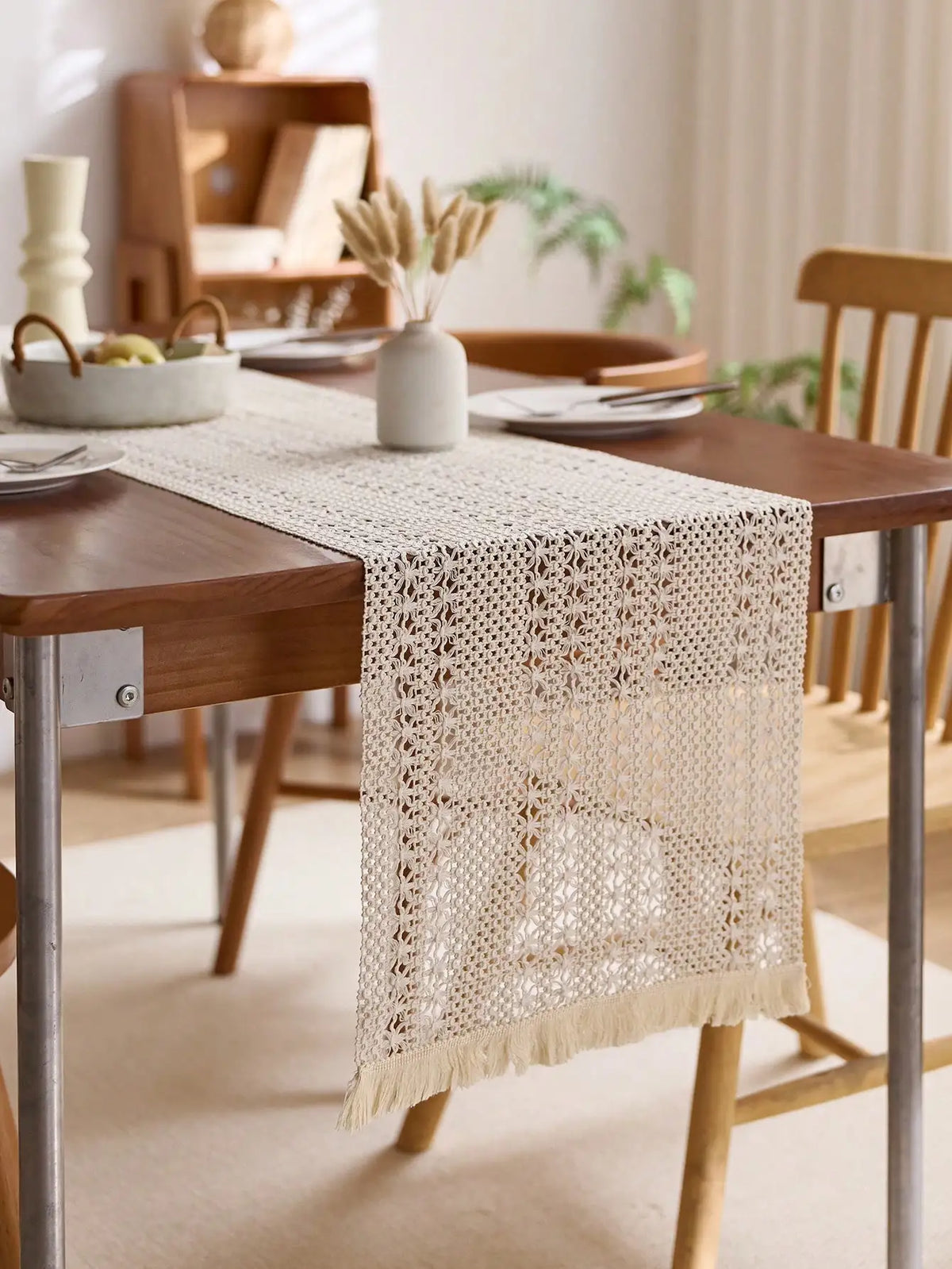 Chemin de table bohème nordique tissé avec pompons - vue 2 sur 5