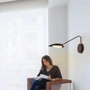 Moderne schwenkbare Wandleuchte für minimalistische Innenräume