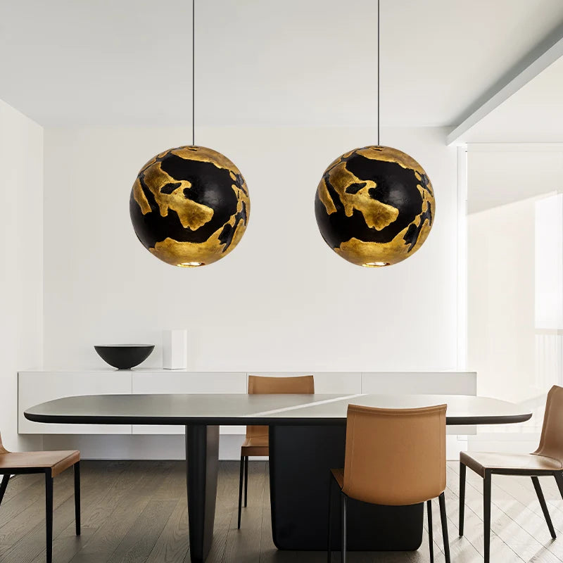 Suspension LED boule noire et dorée