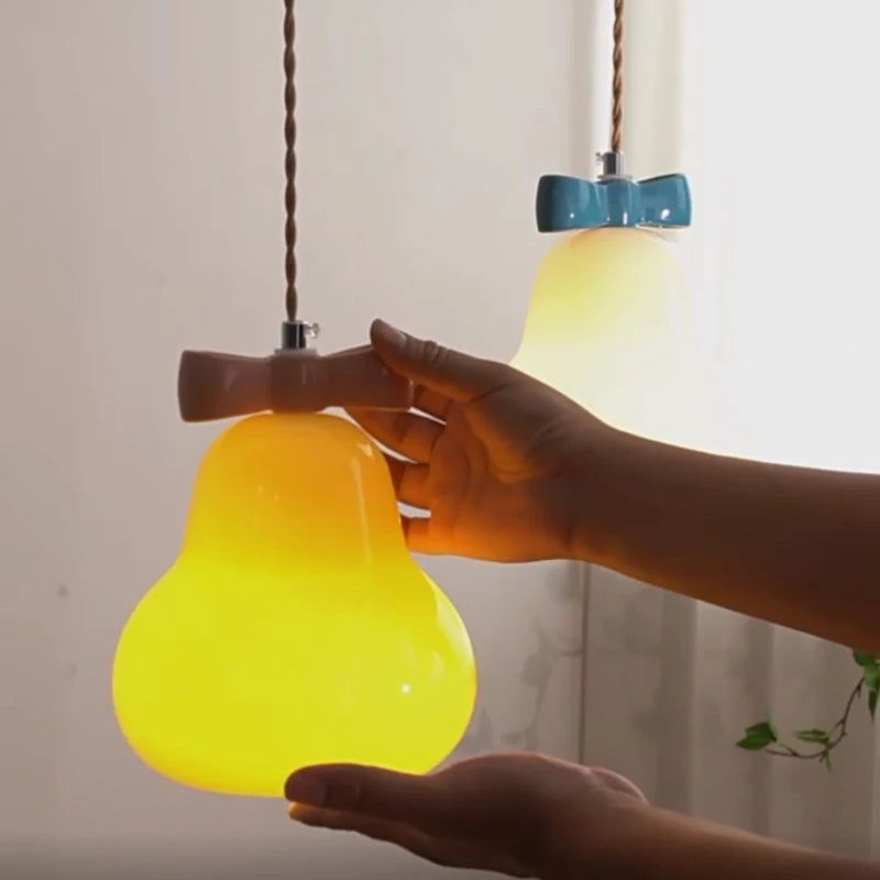 Pendelleuchte aus Glas mit rosa Schleife für das Kinderzimmer - vue 3 sur 13