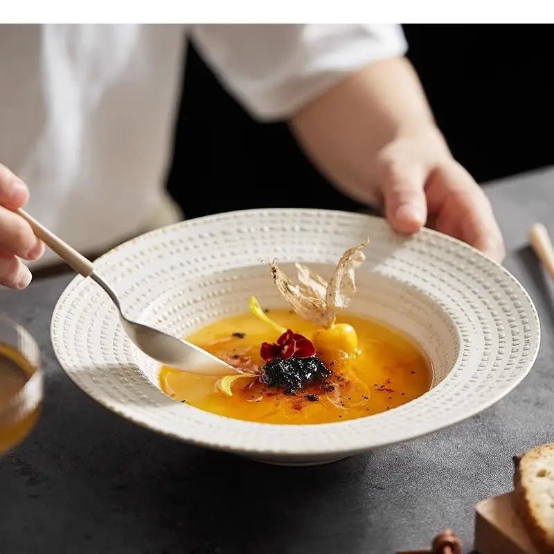 Assiette soupe céramique texture irrégulière style artisanal restaurant