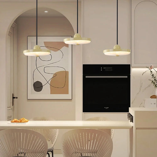Moderne Pendelleuchte mit drei Köpfen und Augenschutz
