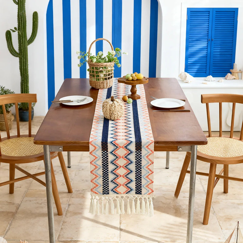 Chemin de table bohème motifs aztèques beige pompons