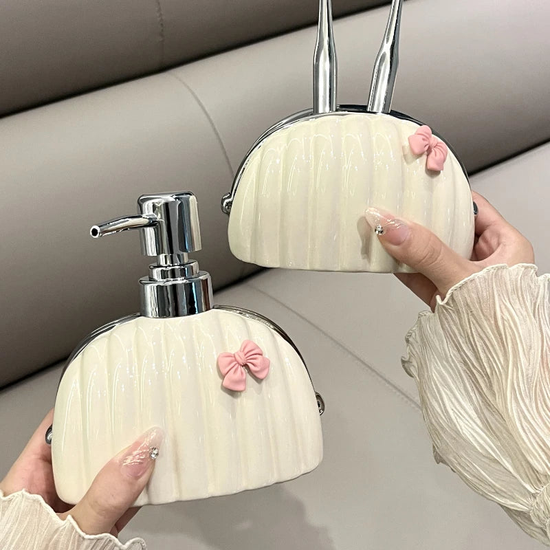 Nordic Ceramic Emulsion Bottle, Elegant Bag-Shaped Shampoo Dispenser, Exquisite Soap Bottle, Bathroom Accessories - vue 4 sur 9