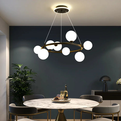 Moderner Kronleuchter aus mattem Glas mit schwarzem Ring und höhenverstellbarem Kabel - vue 4 sur 14