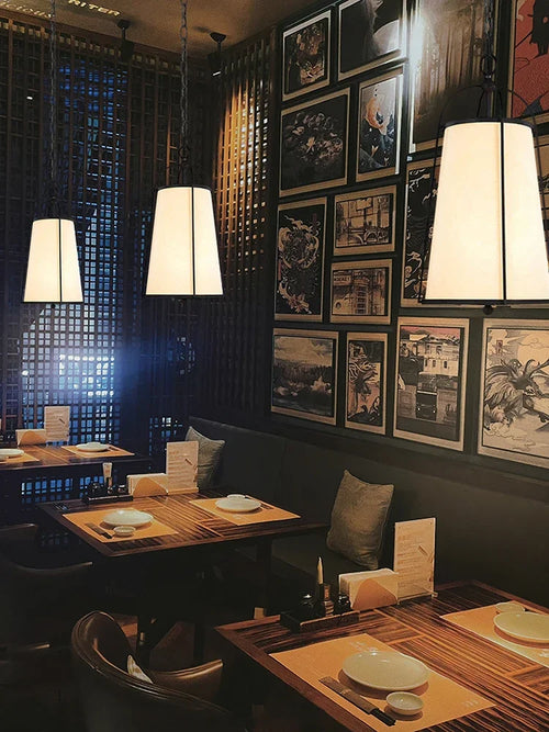 Goldene und schwarze Pendelleuchte für modernes japanisches Restaurant - vue 4 sur 9
