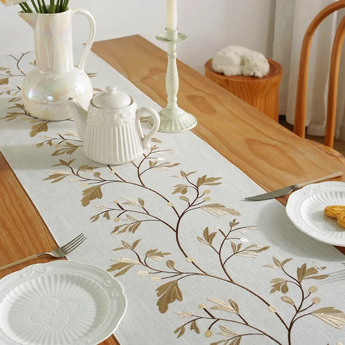 Chemin de table coton lin brodé fleuri pompons - vue 5 sur 5