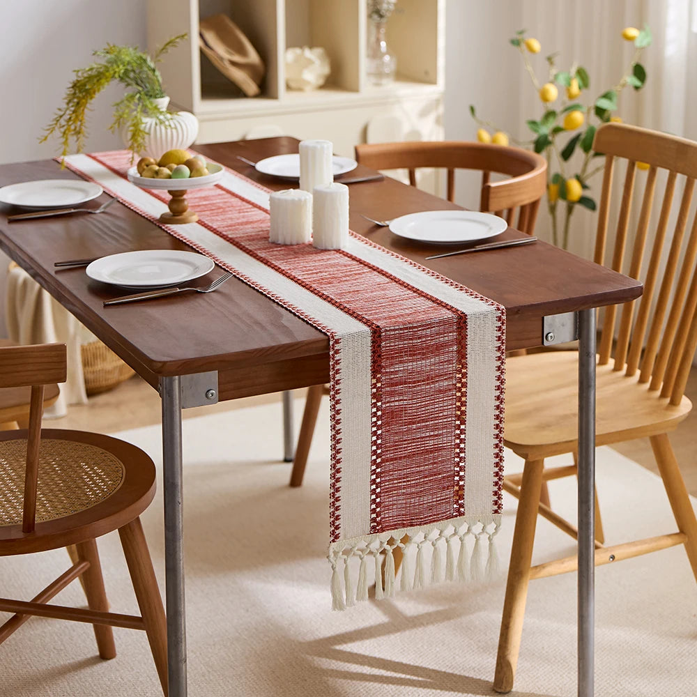 Chemin de table bohème tissé rayures rouges pompons - vue 4 sur 7