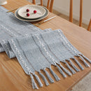Chemin de table bohème brodé avec pompons tissés