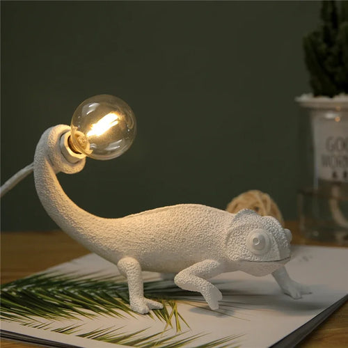 lampe de bureau lézard caméléon moderne et ludique en résine - vue 2 sur 11
