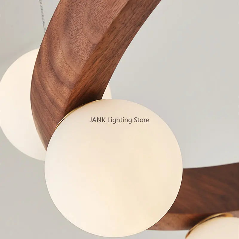 lustre en bois massif avec boule de verre blanc et éclairage intérieur