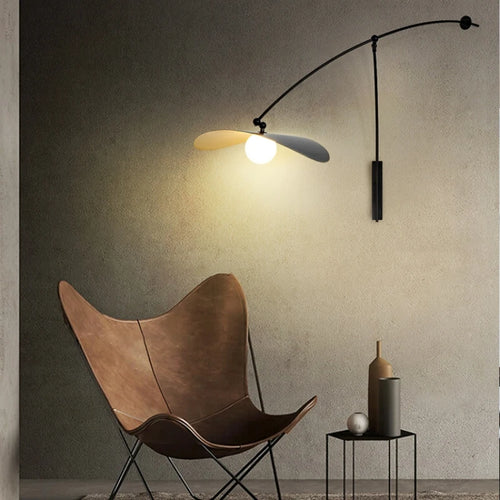 Minimalistische Wandleuchte mit langem, drehbarem Arm für die Leseecke