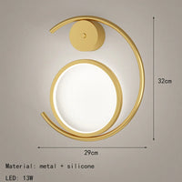 Moderne Wandleuchte aus goldfarbenem Metall für eine minimalistische Atmosphäre