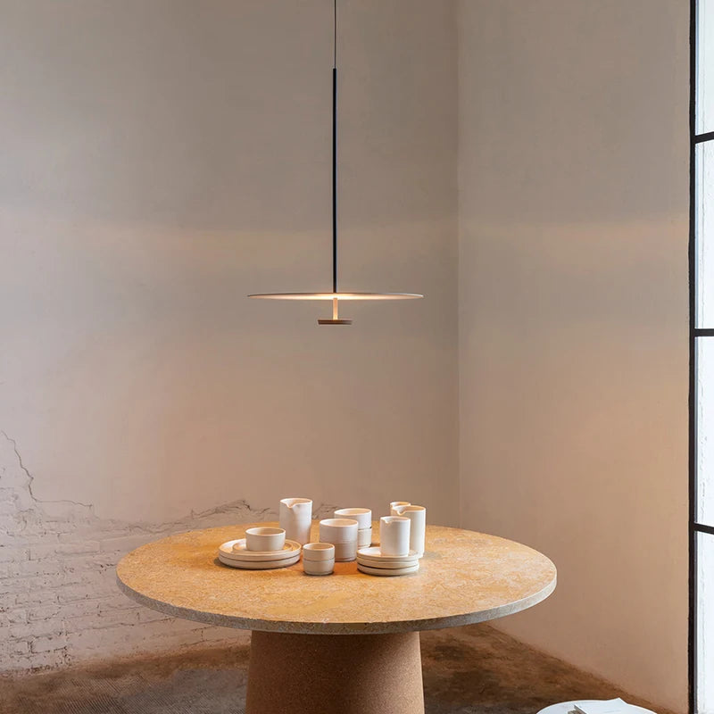 lampe led suspendue ronde en métal design moderne décoratif minimaliste ou créatif