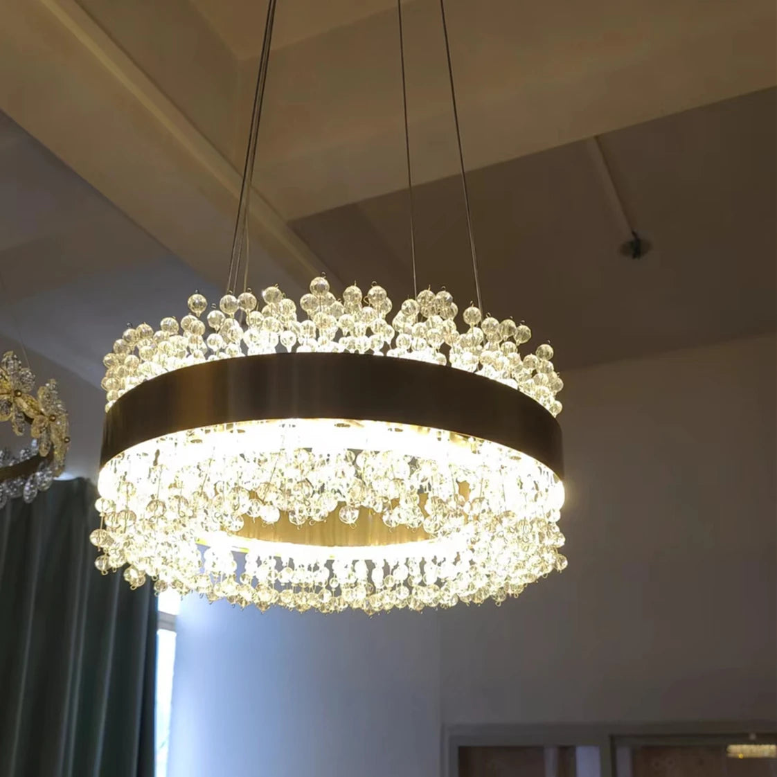 Moderner Kristall-Kronleuchter mit verstellbarem Gold-Metall - vue 2 sur 12